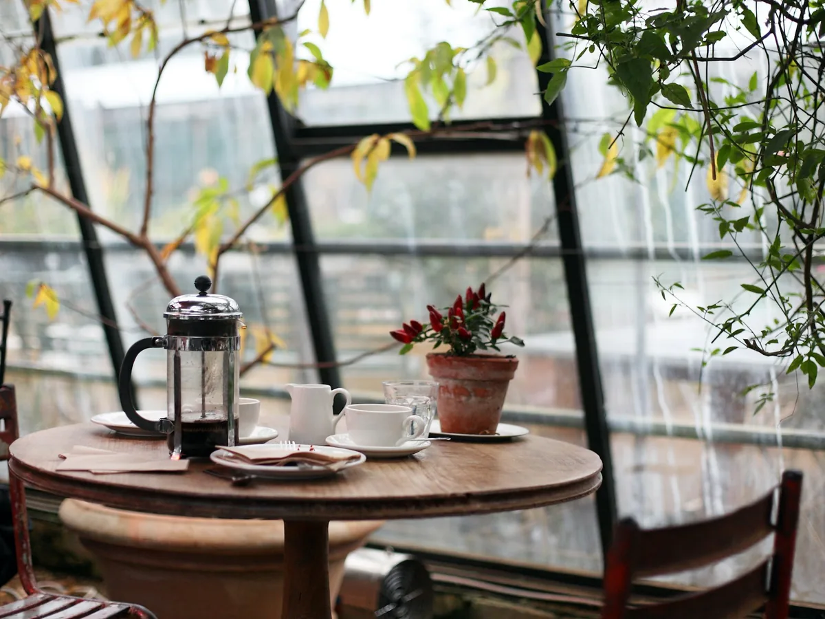 Bàn cà phê bên cửa sổ trong ánh sáng buổi sáng