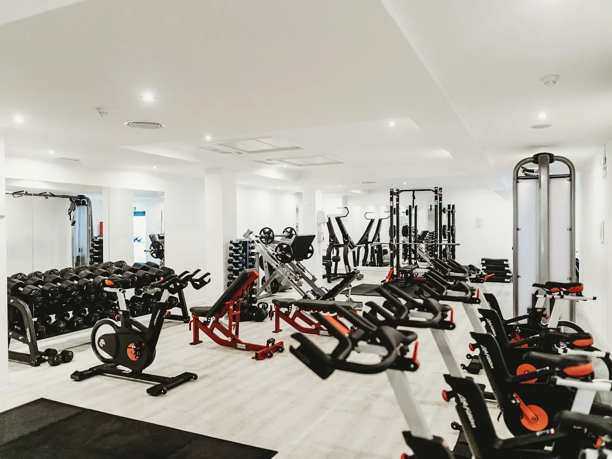 Khu vực máy tập trong phòng gym sáng đèn
