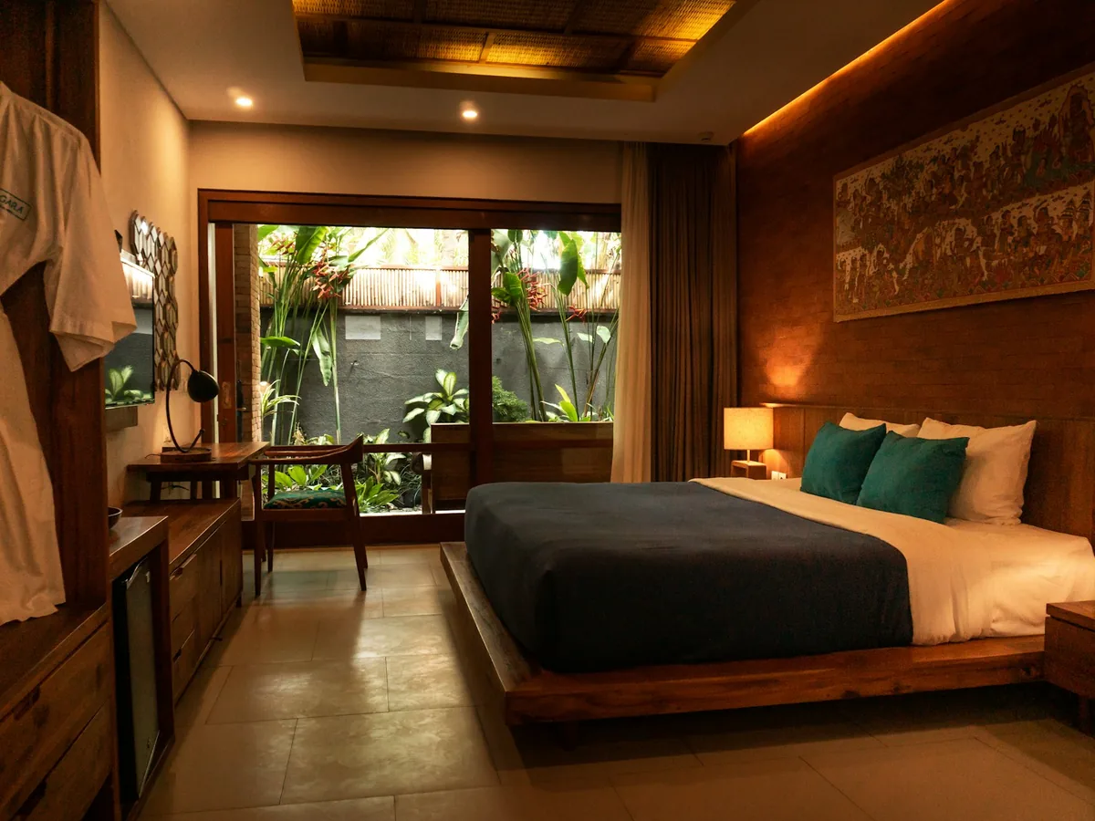 Phòng khách sạn với ánh đèn ấm về đêm