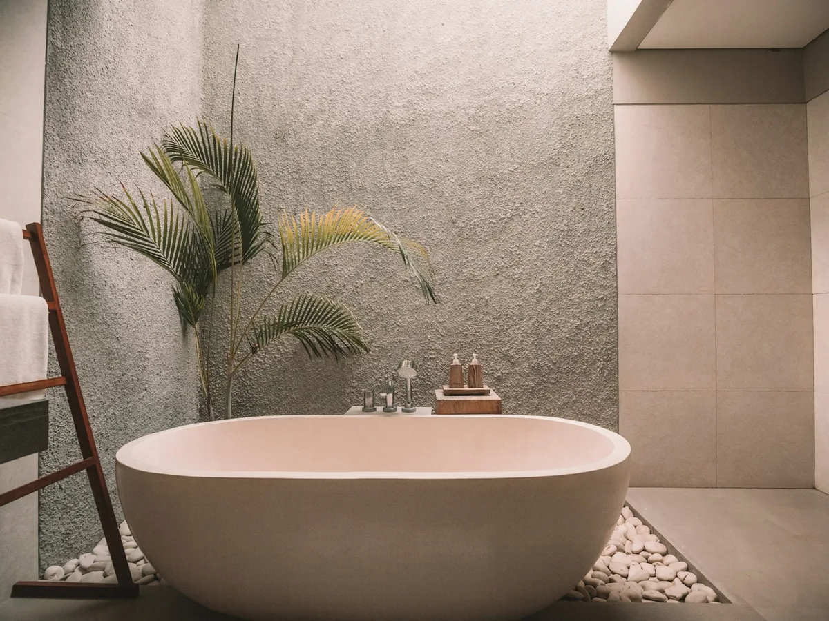 Phòng spa tĩnh lặng với bồn tắm và cây xanh